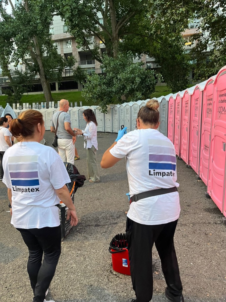 Equipo de Limpatex durante el servicio de limpieza de un evento al aire libre